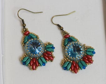 Boucles d'oreilles en perles turquoise, vertes, rouges et dorées