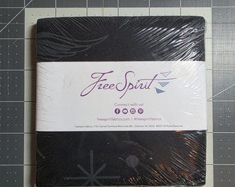 Tissu Tula rose, flocons de fées, encre (noir), 5" de charme - 42 pièces