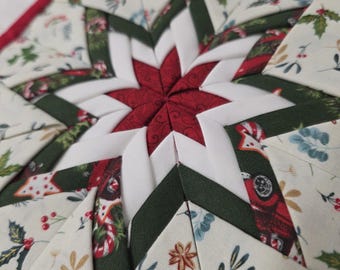 Manique en tissu pliée sur le thème de Noël