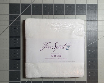 Tissu Tula rose avec des flocons de fées et des breloques en papier (blanc), 5 pouces - 42 pièces