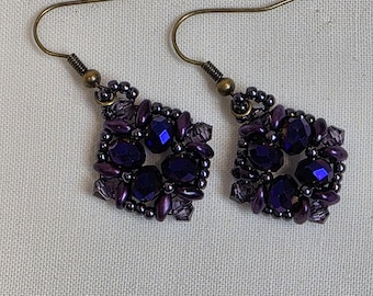 Boucles d'oreilles perlées violettes irisées
