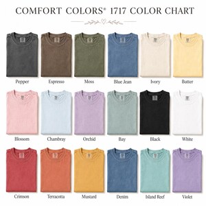 Peut inclure: Un nuancier Comfort Colors 1717 pr&eacute;sentant dix-huit t-shirts pli&eacute;s dans des teintes vari&eacute;es, notamment Pepper, Espresso, Moss, Blue Jean, Ivory, Butter, Blossom, Chambray, Orchid, Bay, Black, White, Crimson, Terracotta, Mustard, Denim, Island Reef et Violet.