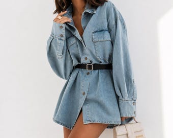 Vestido camisa jeans oversized feminino, blusa jeans azul com cinto, jaqueta jeans, look casual chique.
