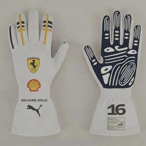 Peut inclure: Gants de course blancs avec des détails jaunes et noirs, arborant le logo Ferrari, le logo Shell et le logo Puma. Les gants ont un motif sur la paume et le numéro 16 sur le poignet.