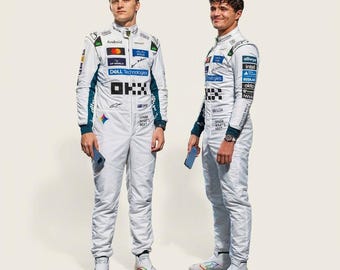 Può includere: Due persone indossano tute da corsa McLaren bianche a maniche lunghe, con colletto alto e vari loghi di sponsor tra cui Android, Dell Technologies e OKX. Le tute presentano pannelli laterali blu scuro, accenti arcobaleno e la scritta Spark What's Next.