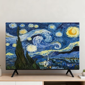 Op de afbeelding: Een flatscreen televisie met een reproductie van Van Goghs schilderij "De Sterrennacht". Het kunstwerk toont wervelende blauwe en gele penseelstreken, een donkergroene cipres en een dorpsgezicht. De tv staat op een licht houten kast.