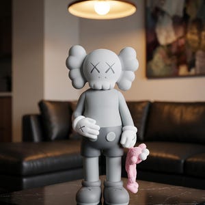 K&ouml;nnte beinhalten: Eine graue Vinyl-Sammelfigur mit einem totenkopfartigen Kopf, X-f&ouml;rmigen Augen, abgerundeten Ohren und wei&szlig;en Handschuhen. Die Figur tr&auml;gt eine dunkelgraue Shorts und h&auml;lt eine kleine, rosa, pl&uuml;schartige Figur in ihrer linken Hand.
