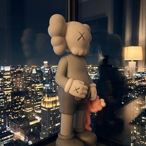 K&ouml;nnte beinhalten: Eine graue KAWS-Vinylfigur in aufrechter Position mit einem totenkopfartigen Kopf, kreuzf&ouml;rmigen Augen, abgerundeten Ohren und behandschuhten H&auml;nden mit Kreuzmarkierungen. Die Figur tr&auml;gt eine dunkelgraue Shorts und h&auml;lt eine kleine, rosafarbene Figur.