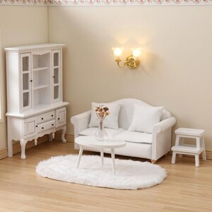 Puede incluir: Un conjunto de sala de estar en miniatura para casa de muñecas que incluye una vitrina blanca con puertas de cristal, un sofá blanco con dos cojines, una mesa de centro ovalada, un taburete blanco y un jarrón de cristal con flores secas.