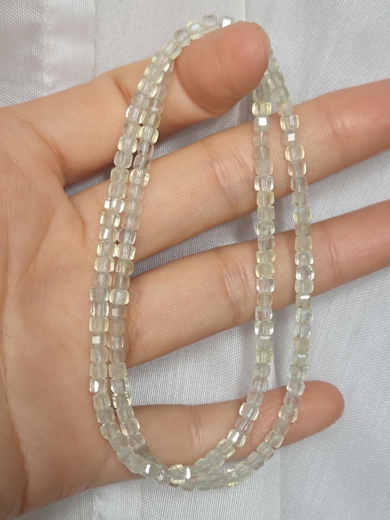 Collier en préhnite naturelle – Argent S925 – Perles cubiques facettées 3 mm – Collier femme pierre verte