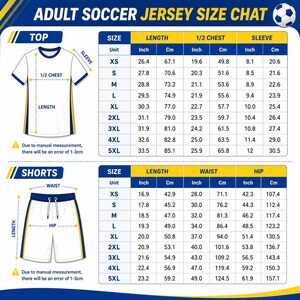 Puede incluir: Una tabla de tallas de camisetas de f&uacute;tbol para adultos con un diagrama de camiseta y pantalones cortos blancos con etiquetas de medida. La tabla muestra tallas de XS a 5XL en pulgadas y cent&iacute;metros para largo, pecho, manga, cintura y cadera.