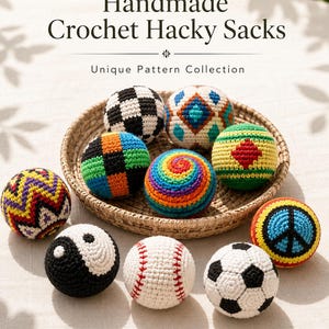 Puede incluir: Una colección de sacos hacky hechos a mano con ganchillo, con diversos patrones, incluyendo una pelota de béisbol, un balón de fútbol y un símbolo yin-yang. Los sacos hacky se presentan en una cesta tejida. El texto "Handmade Crochet Hacky Sacks" es visible.