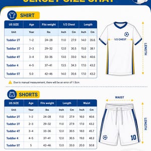 Puede incluir: Una tabla de tallas de camisetas de f&uacute;tbol para ni&ntilde;os que muestra una camiseta blanca con ribetes azules y pantalones cortos blancos con rayas laterales azules. El gr&aacute;fico incluye dos tablas que detallan la talla, edad y medidas en cm para las prendas.