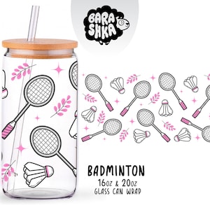 May include: A clear glass can with a bamboo lid and straw, featuring a badminton-themed design. The design includes badminton rackets, shuttlecocks, and pink accents. The text "BADMINTON" is displayed below the design.