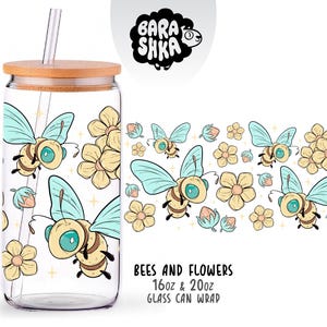 Può includere: Un bicchiere trasparente a forma di lattina con coperchio e cannuccia in bambù, con un motivo ripetuto di api e fiori dei cartoni animati in giallo, azzurro e bianco. Il testo "BEES AND FLOWERS" è stampato in basso a destra.