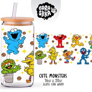 Könnte beinhalten: Ein klares Glas im Dosenformat mit Bambusdeckel und Strohhalm. Der Becher hat eine farbenfrohe Hülle mit Zeichentrickfiguren und dem Text "CUTE MONSTERS 16oz & 20oz GLASS CAN WRAP". Das Design umfasst Sterne und Keksillustrationen.