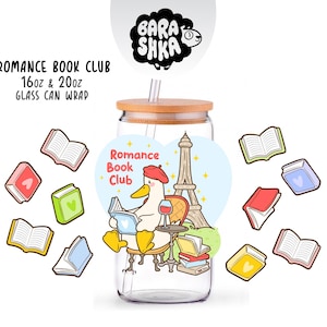 Puede incluir: Un vaso de cristal transparente con tapa de bambú y pajita, con una pegatina en forma de corazón de un pato con boina roja leyendo junto a la Torre Eiffel. El texto dice Romance Book Club. Alrededor del vaso hay varios iconos de libros.