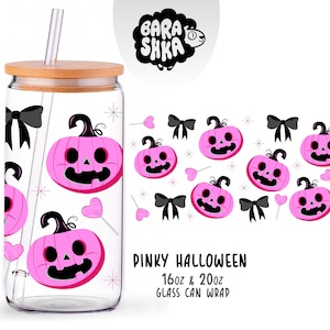 Op de afbeelding: Een doorzichtig glas in blikvorm met een bamboe deksel en glazen rietje, voorzien van een patroon met roze pompoenen, zwarte strikken en hartvormige lolly's. Het ontwerp bevat de tekst "PINKY HALLOWEEN 16oz & 20oz GLASS CAN WRAP".