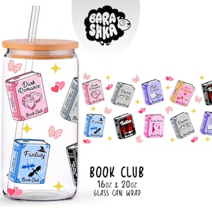 Puede incluir: Un vaso transparente con tapa de bambú y pajita, que presenta un diseño envolvente de ilustraciones de libros coloridos etiquetados con géneros como Dark Romance, Fantasy, Drama y Thriller, acentuado por pequeños corazones rosas y estrellas amarillas.
