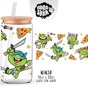 Può includere: Un involucro per lattina di vetro trasparente con coperchio e cannuccia in bambù. L'involucro presenta tartarughe ninja dei cartoni animati con fette di pizza e armi ninja. Il testo "NINJA" è visualizzato sotto. Disponibile in 16oz e 20oz.