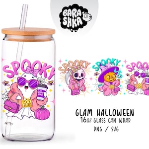 Puede incluir: Un vaso de cristal con forma de lata, tapa de bambú y pajita de cristal, con un gráfico colorido de un fantasma con gafas de sol rosas y abrigo de piel, sosteniendo una taza de café con el texto Spooky Vibes y un bolso de color rosa.