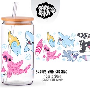 Könnte beinhalten: Ein durchsichtiges, dosenformiges Glas mit Bambusdeckel und Glasstrohhalm, bedruckt mit bunten Cartoon-Haien und Surfbrettern. Das Design enthält den Text SHARKS AND SURFING 16oz & 20oz GLASS CAN WRAP sowie den Schriftzug BARASHKA.