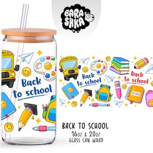 Może przedstawiać: Przezroczysta szklanka z bambusową pokrywką i słomką, ozdobiona kolorowym wzorem Back to School z żółtym autobusem szkolnym, książkami, ołówkiem, plecakiem i uśmiechniętymi buźkami. Wzór zawiera niebieski napis Back to school.