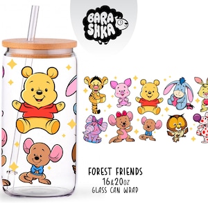 Puede incluir: Un vaso transparente en forma de lata con tapa de bambú y pajita. La taza presenta un patrón repetido de personajes de dibujos animados, incluyendo Winnie the Pooh y otros amigos del bosque. También es visible el texto "FOREST FRIENDS 16 & 20oz GLASS CAN WRAP".