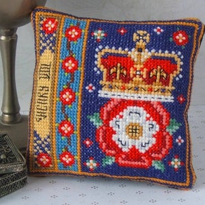 Kit de pelotes d'épingles insigne du roi Henri VIII au point de croix, Sheena Rogers Designs