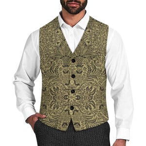 Puede incluir: Un chaleco sin mangas con un intrincado patr&oacute;n bot&aacute;nico en tonos beige y marr&oacute;n oscuro, con cuello en V y cuatro botones negros en la parte delantera. La prenda se lleva sobre una camisa blanca de manga larga y se combina con pantalones texturizados.