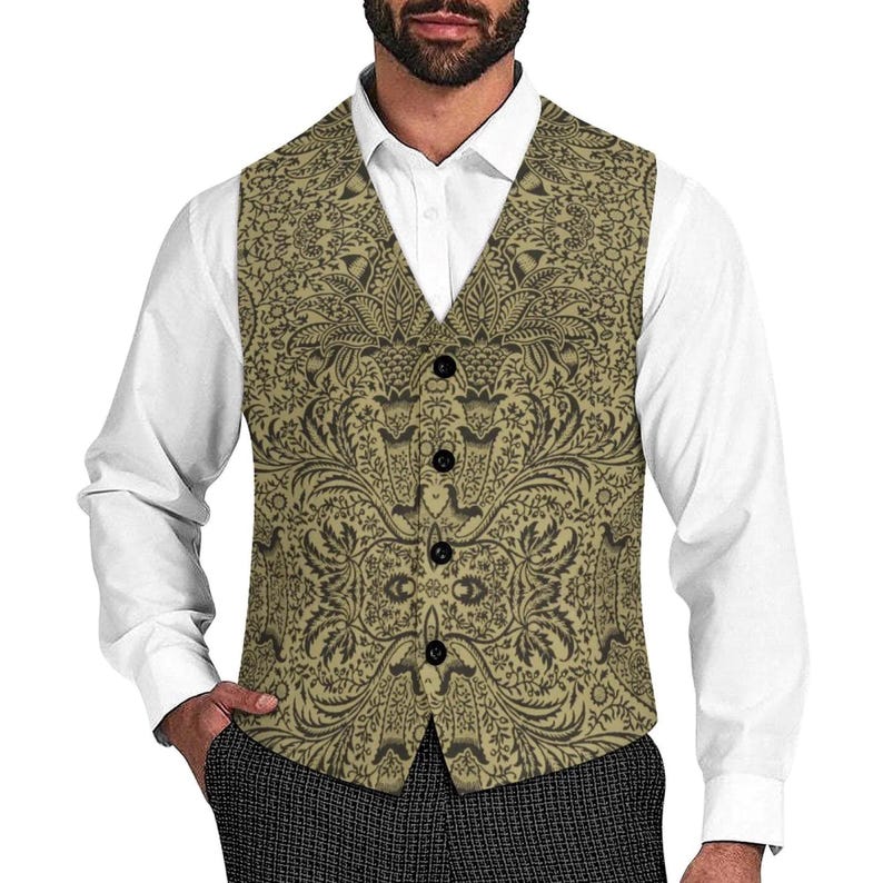 Puede incluir: Un chaleco sin mangas con un intrincado patr&oacute;n bot&aacute;nico en tonos beige y marr&oacute;n oscuro, con cuello en V y cuatro botones negros en la parte delantera. La prenda se lleva sobre una camisa blanca de manga larga y se combina con pantalones texturizados.