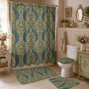 Könnte beinhalten: Ein Duschvorhang, ein Toilettendeckelbezug und eine rechteckige Badematte mit einem sich wiederholenden Muster aus blauen und grünen Pfauen auf cremefarbenem Grund, verziert mit verschlungenem Blattwerk und botanischen Motiven.