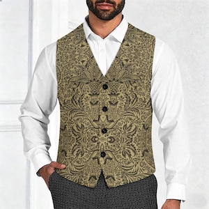 Puede incluir: Un chaleco de color tostado con un intrincado estampado floral y bot&aacute;nico en marr&oacute;n oscuro. El chaleco tiene cuello en V y cuatro botones oscuros en la parte delantera. Se lleva sobre una camisa blanca de manga larga y pantalones oscuros texturizados.