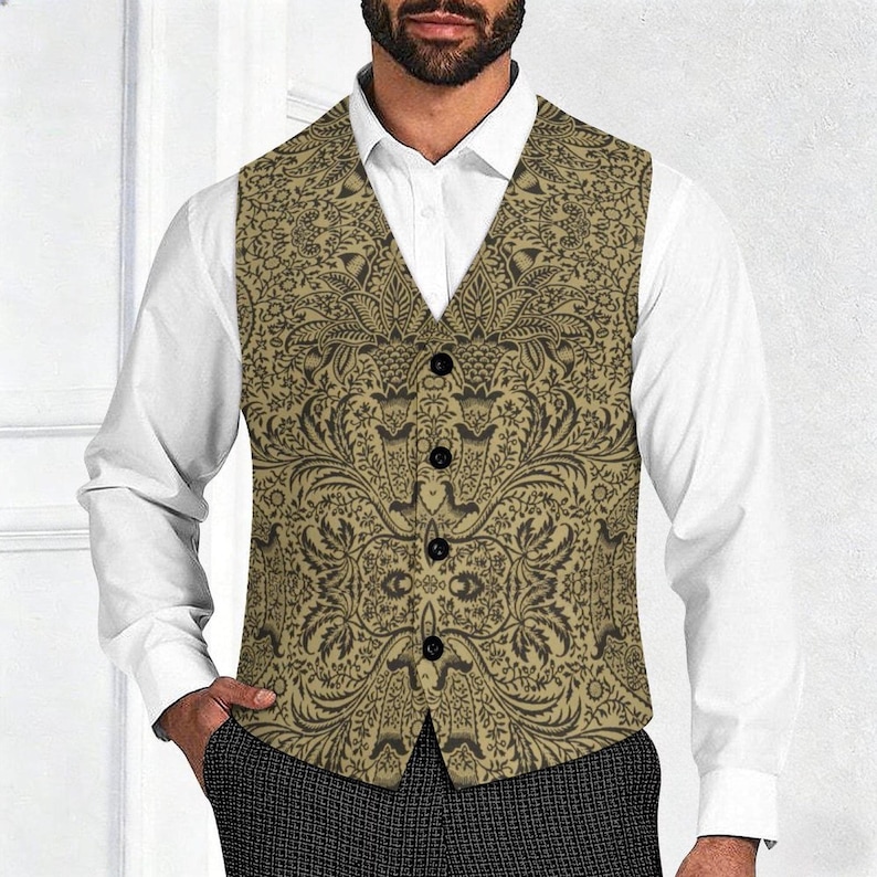 Puede incluir: Un chaleco de color tostado con un intrincado estampado floral y bot&aacute;nico en marr&oacute;n oscuro. El chaleco tiene cuello en V y cuatro botones oscuros en la parte delantera. Se lleva sobre una camisa blanca de manga larga y pantalones oscuros texturizados.
