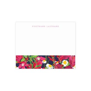 Könnte beinhalten: Eine weiße Karte mit einem dunkelblauen Rand, der mit einem Blumenmuster aus rosa, roten und weißen Blumen verziert ist. Der Text "FIRSTNAME LASTNAME" ist in rosa oben auf der Karte gedruckt.