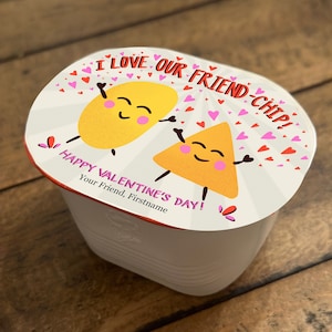 Plantilla editable e imprimible instantánea para decorar las pilas de bocadillos Pringles del Día de San Valentín: I Love Our Friend-Chip, rojo y rosa