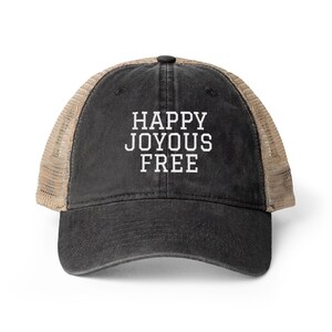 Peut inclure: Casquette de camionneur noire avec le texte blanc « HAPPY JOYOUS FREE ». La casquette a un dos en filet et une visière incurvée. Le chapeau est de couleur neutre et convient à un usage quotidien.