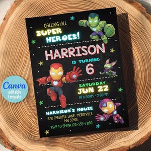 K&ouml;nnte beinhalten: Schwarze Einladungskarte mit Superhelden-Illustrationen und Text. Die Karte lautet "Calling All Super Heroes!" und k&uuml;ndigt "Harrison wird 6" mit dem Datum "22. Juni" an. Enth&auml;lt Adresse und RSVP-Informationen. Die Canva-Vorlage befindet sich auf einer Holzoberfl&auml;che.