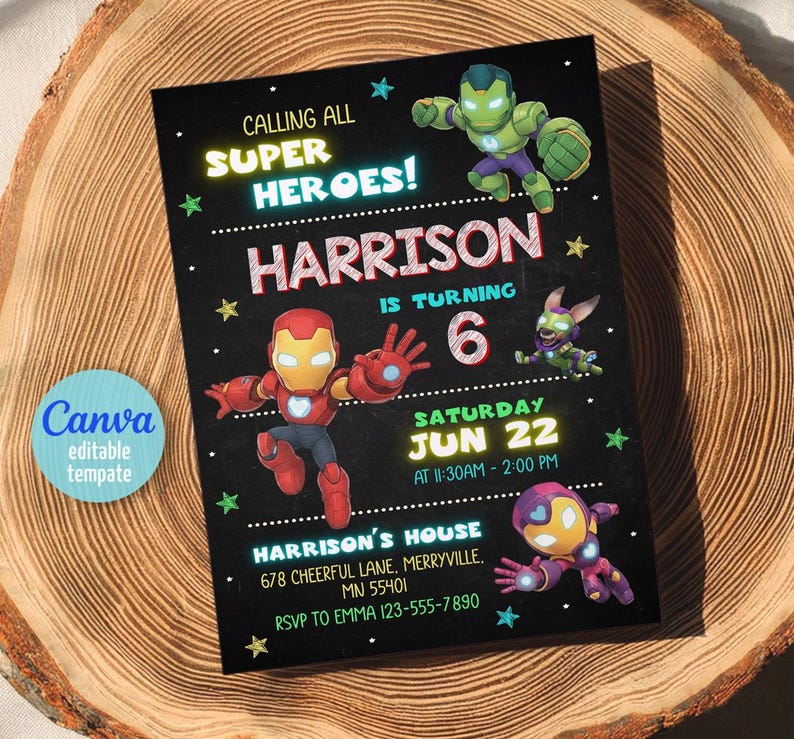 K&ouml;nnte beinhalten: Schwarze Einladungskarte mit Superhelden-Illustrationen und Text. Die Karte lautet "Calling All Super Heroes!" und k&uuml;ndigt "Harrison wird 6" mit dem Datum "22. Juni" an. Enth&auml;lt Adresse und RSVP-Informationen. Die Canva-Vorlage befindet sich auf einer Holzoberfl&auml;che.