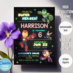 K&ouml;nnte beinhalten: Eine schwarze Geburtstagseinladung zum Thema Superhelden mit dem Text "Calling All Super Heroes!" und "Harrison wird 6". Die Einladung zeigt farbenfrohe Superhelden-Illustrationen und Veranstaltungsdetails. Eine lila Blume befindet sich in der Ecke.