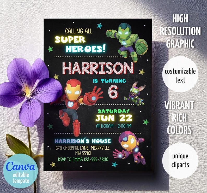 K&ouml;nnte beinhalten: Eine schwarze Geburtstagseinladung zum Thema Superhelden mit dem Text "Calling All Super Heroes!" und "Harrison wird 6". Die Einladung zeigt farbenfrohe Superhelden-Illustrationen und Veranstaltungsdetails. Eine lila Blume befindet sich in der Ecke.