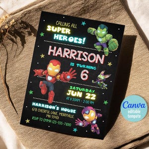 K&ouml;nnte beinhalten: Schwarze Einladungskarte mit Superhelden-Illustrationen und Text. Die Karte lautet "Aufruf an alle Superhelden!" und k&uuml;ndigt "Harrison wird 6" mit Veranstaltungsdetails an. Enth&auml;lt ein Canva-Badge f&uuml;r editierbare Vorlagen.