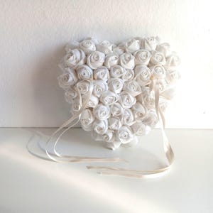 PORTAFEDI CUORE con rose bianche di stoffa alternativa al cuscino portafedi matrimonio image 9