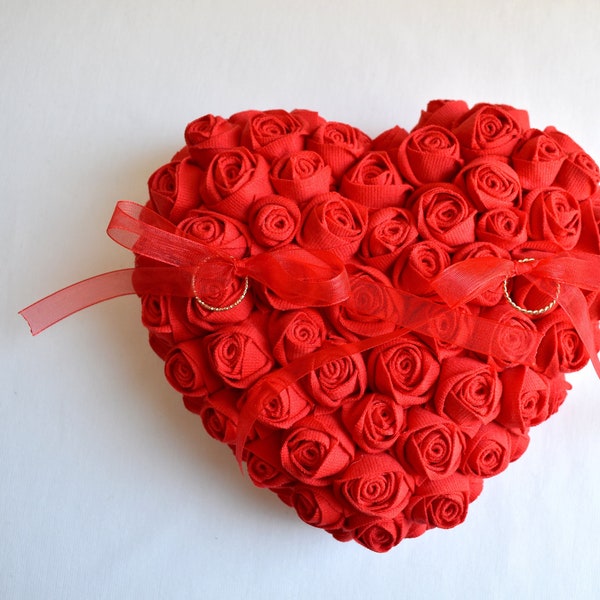 Coeur porte alliances avec roses rouges en tissu - boite alliance - coussin alliance