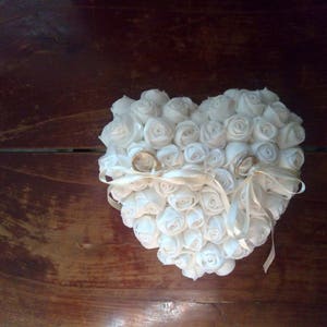 PORTAFEDI CUORE con rose bianche di stoffa alternativa al cuscino portafedi matrimonio image 4