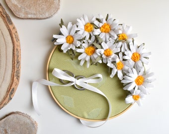 RING HOLDER with DAISIES, Embroidery hoop, Alternative ring pillow, floral ring pillow, rustic wedding ring box, romantic wedding