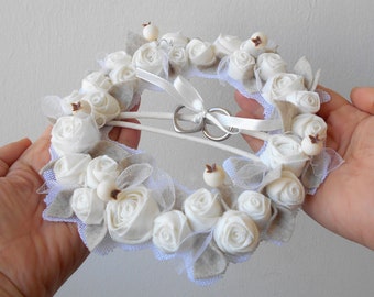 RING PILLOW ALTERNATIVE mit Metall reifen und weißen Rosen, perfekte Blumenring Hochzeitsdekoration