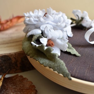 RING HOLDER with white flower, Embroidery hoop, Alternative ring pillow, floral ring pillow, rustic wedding ring box, romantic wedding