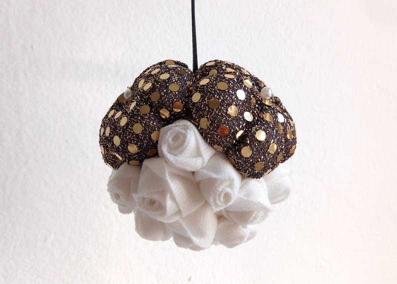 Christmas tree ball with a golden touch!
The upper side is covered by big fabric flowers in black and golden tones. 
The bottom side is composed of delicate white roses adding an elegant feeling.
This is a perfect addition to your Christmas tree