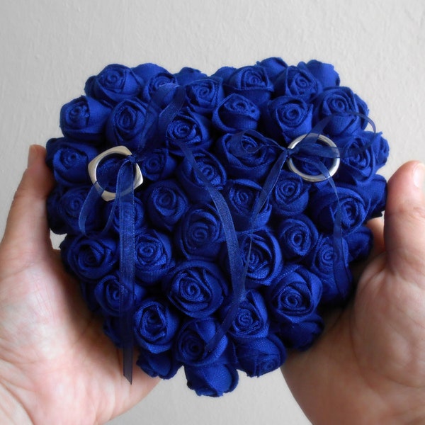 Coeur porte alliances avec roses bleues en tissu, Alternative au classique porta alliances, sphere, boule porte alliances, coussin mariage